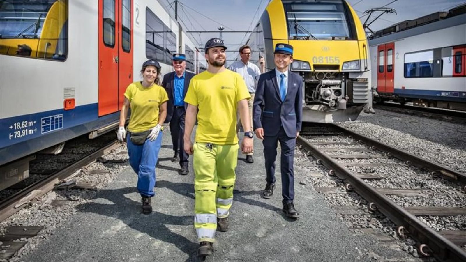 De spoorwegen werven nog steeds aan